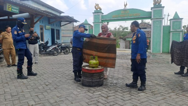 Dinas Damkarmat Bojonegoro Bersama TNI Beri Sosialisasi Tanggap Bencana Kebakaran Bagi Warga Pedesaan